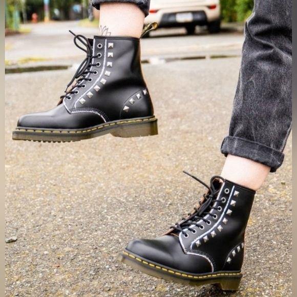 Dr. Martens 1460 STUD Boots Size 6 - Picture 1 of 12